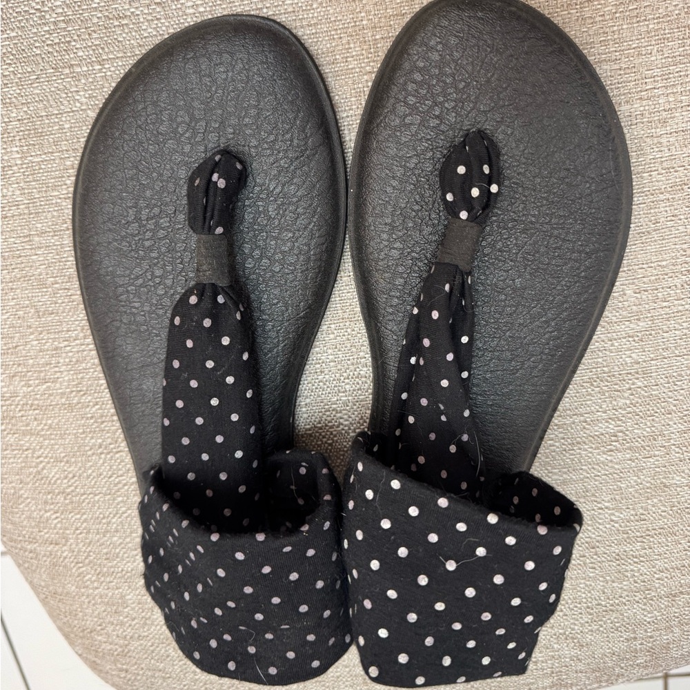 Sanuk, Black & White dots, Yoga Sling Sandal. Good condition
